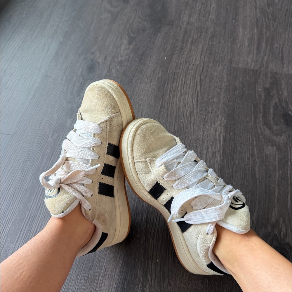 Well worn womens sneakers - Picture 4 of 6